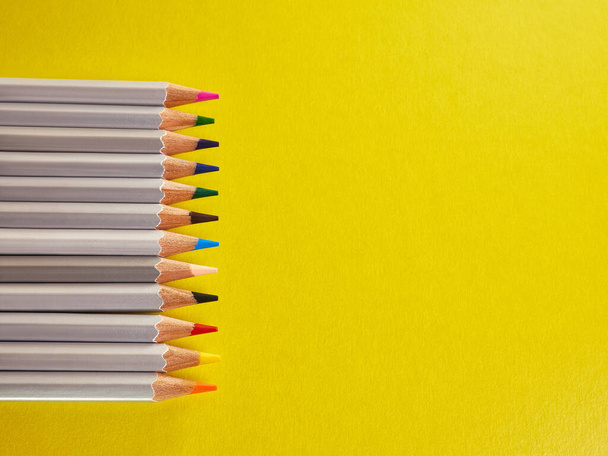Sada barevných tužek na žlutém pozadí. Papírnictví pro kreativitu a učení. - Fotografie, Obrázek