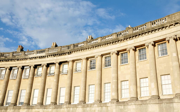Pohled z exteriéru na památku Royal Crescent budovy na ulici ve městě Bath v Somersetu Anglie - Royal Crescent se skládá z krásných georgiánských luxusních řadových domů - Fotografie, Obrázek