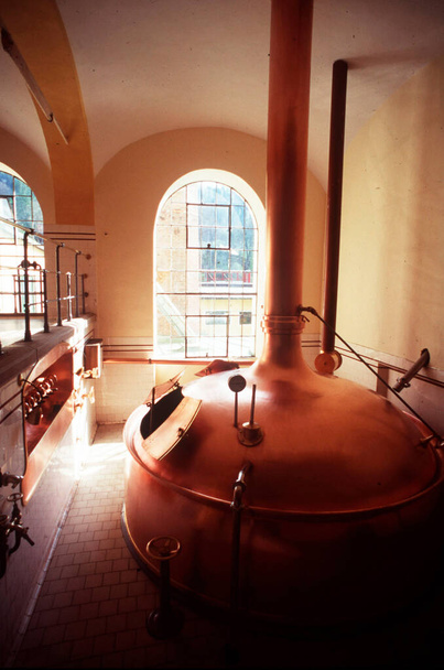 чайник в пивоваренном заводе, промышленное производство алкогольных напитков - Фото, изображение