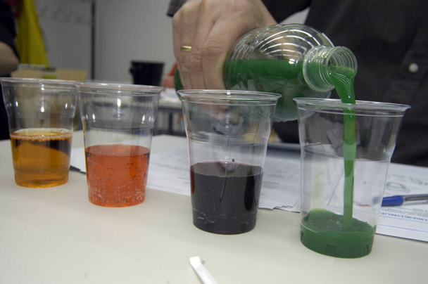тестирование пищевых продуктов с помощью теста запаха или запаха в лаборатории - Фото, изображение