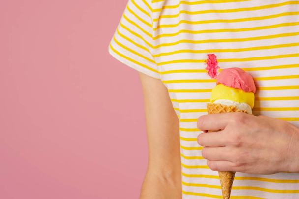 服にピンクのアイスクリームをこぼす。日常生活の汚れの概念。高品質の写真 - 写真・画像