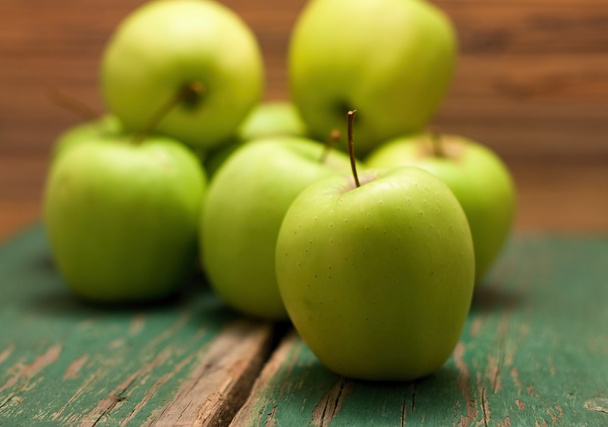 他の果物の前にフロンの置かれた緑のリンゴ - 写真・画像