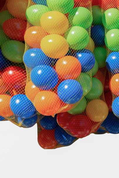 Palla di gomma di vari colori come sfondo - Foto, immagini