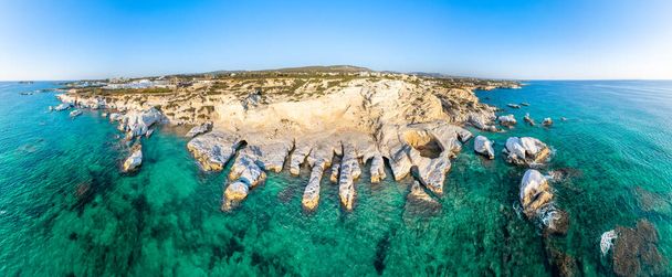 Kıbrıs, Paphos yakınlarındaki beyaz kayalar ve deniz mağaraları kıyı manzarası - Fotoğraf, Görsel