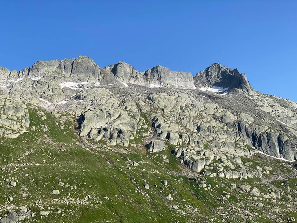 貯水池湖の上のアルパイン岩のピークPizzo della Valletta (2726 m)サンゴットサード峠(Gotthardpass), Airolo -カントン・オブ・ティチーノ(Tessin),スイス/スイス - 写真・画像