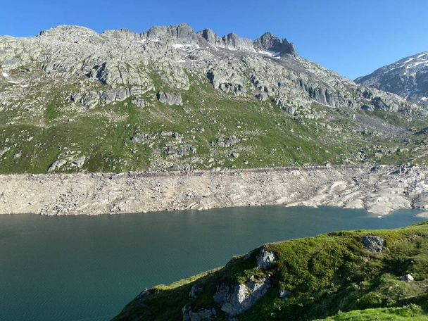 İsviçre 'nin St. Gotthard Geçidi (Gotthard Geçidi) dağlık bölgesinde bulunan Lago di Lucendro gölünün üzerindeki Pizzo della Valletta (2726 m) tepesi, Airolo - Ticino Kantonu (Tessin), İsviçre / Schweiz - Fotoğraf, Görsel