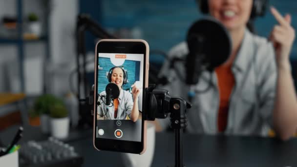 Smartphone apparaat opnemen creatieve digitale content maker vertellen levensverhalen. Vlogger gefilmd met touchscreen mobiele telefoon tijdens het praten met het publiek zitten thuis studio bureau. Sluiten. - Video