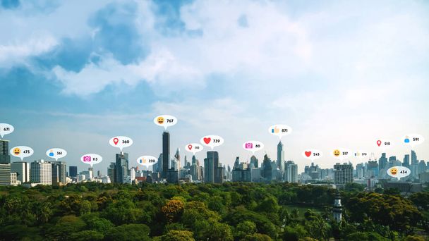 Social-Media-Ikonen fliegen über die Innenstadt und zeigen die Verbundenheit der Menschen über die Anwendungsplattform des sozialen Netzwerks. Konzept für Online Community und Social Media Marketing Strategie . - Foto, Bild