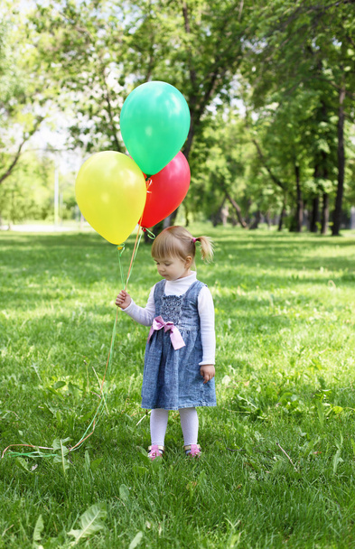 Portrait of a little girl outdoors - Φωτογραφία, εικόνα