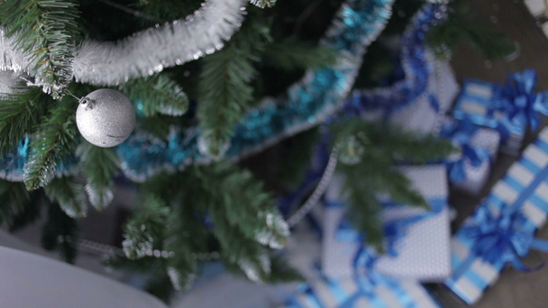 Χριστουγεννιάτικη χοροεσπερίδα, στο χριστουγεννιάτικο δέντρο. Διακόσμηση. - Πλάνα, βίντεο