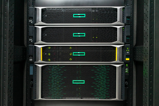 der Serverraum teilt dem Computer-Server mit, dass dieser kontinuierlich arbeitet. Macht und Fortschritt vermitteln - Foto, Bild