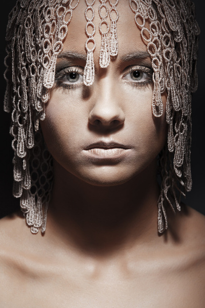 piękna kobieta z nowoczesne fryzury kręcone - Zdjęcie, obraz