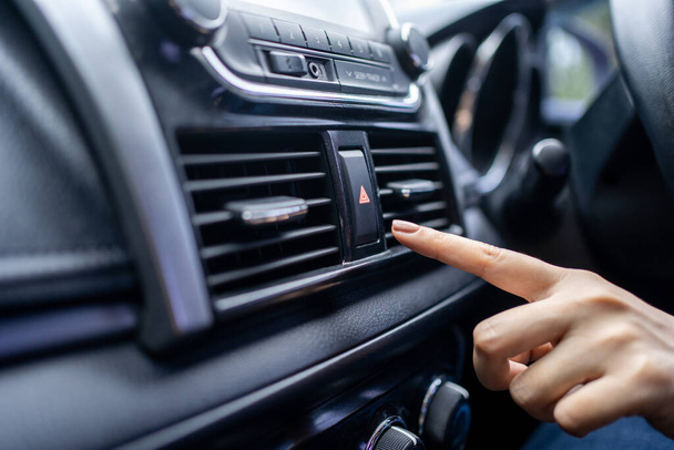 Το δάχτυλο χτυπά το κουμπί έκτακτης ανάγκης στο αυτοκίνητο. - Φωτογραφία, εικόνα