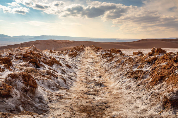 Dirt Salt Road na pustyni Atacama, księżycowa dolina suchy krajobraz w Chile, Ameryka Południowa - Zdjęcie, obraz