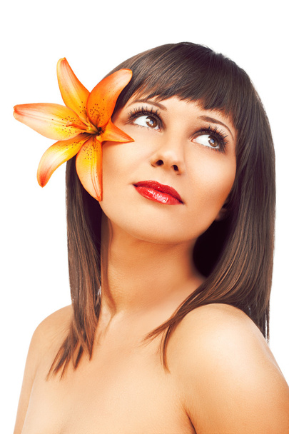 gyönyörű nő virág a hajában - Fotó, kép
