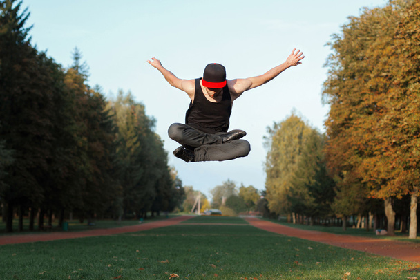 若い男がジャンプ - 写真・画像