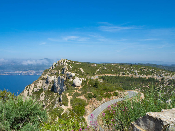 Randonnée sur les plus hautes falaises de France, au-dessus de la mer Méditerranée. Situation au Cap Canaille avec vue sur la Route des Cretes vers la baie de Cassis - Photo, image