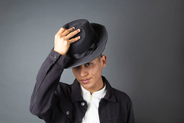 młody mężczyzna model zakładanie kapelusz fedora - Zdjęcie, obraz