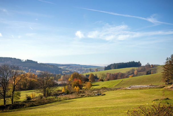 Campo incrível com campo, aldeia e outono árvores coloridas sob céu azul com nuvens - República Checa, Europa - Foto, Imagem