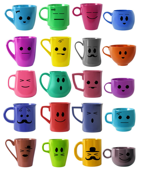 Beaucoup de tasses multicolores avec des visages drôles sur un fond blanc. L'idée d'une joie émotionnelle, bonheur, une grande famille, rencontre avec des amis autour d'une tasse de thé ou de café. Illustration, rendu 3D - Photo, image