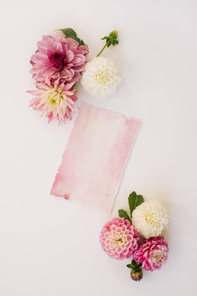 Papierbögenkarten mit leerem Kopierraum für das Branding. Einladungskarten-Attrappe, Blütenknospen auf neutralem rosa Hintergrund. Ästhetischer Luxus Einladung, Markenkarten - Foto, Bild