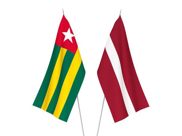 Εθνικές σημαίες υφάσματος της Λετονίας και της Δημοκρατίας του Τόγκο που απομονώνονται σε λευκό φόντο. 3d απεικόνιση απόδοση. - Φωτογραφία, εικόνα