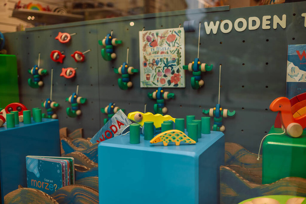 子供のためのギフト、環境に優しい安全な手作り製品として様々な木製のおもちゃを着色し、ウィンドウストアで学ぶ  - 写真・画像