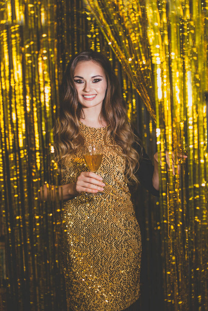 Mosolygós nő híresség arany ruha, születésnap vagy újév party - Fotó, kép