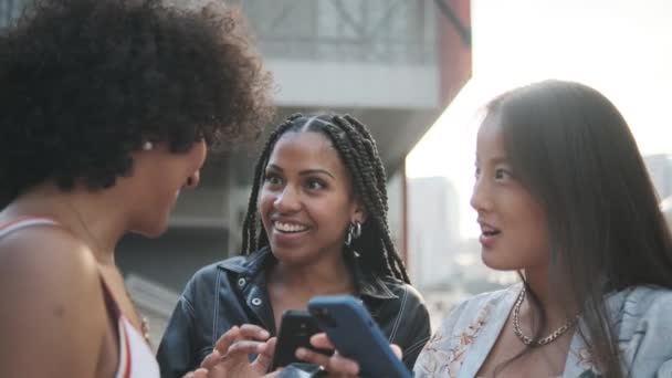 Spowolniony film transseksualistki rozmawiającej i korzystającej z telefonu komórkowego z grupą przyjaciół w mieście - Materiał filmowy, wideo