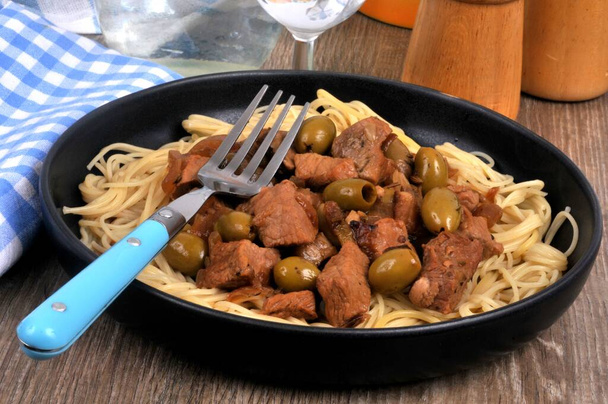 Prato de vitela com azeitonas com esparguete  - Foto, Imagem