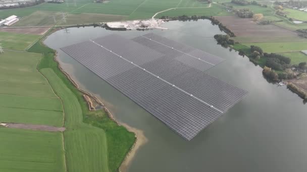 Hollanda 'nın Zwolle kentindeki Bomhofsplas adlı bir kum çıkarma gölü üzerinde Avrupa' nın en büyük yüzen güneş parkı. Sürdürülebilir yenilenebilir enerji çıkarma. - Video, Çekim
