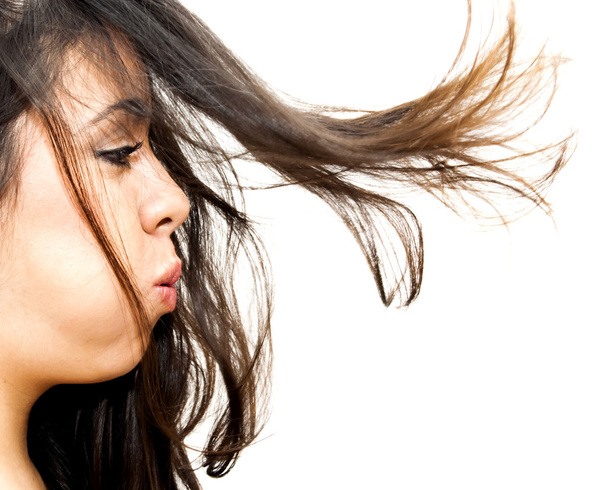 Krásná žena fouká její vlasy z její tváře - Fotografie, Obrázek