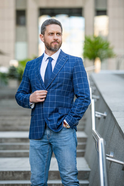 adult businessman outdoor. businessman in jacket. caucasian businessman standing outside. professional businessman in formalwear. - Foto, afbeelding