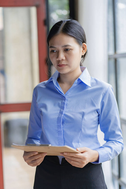 Femme asiatique debout avec ordinateur portable dans le bureau concept de travail en ligne - Photo, image