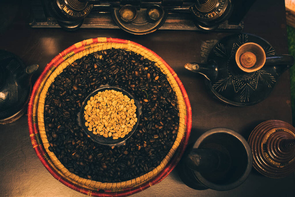 Dubaï, Émirats arabes unis - 12 octobre 2022 : grains de café arabes crus et torréfiés avec broyeur et outils de préparation du café. Visite du musée du café à Dubaï - Photo, image