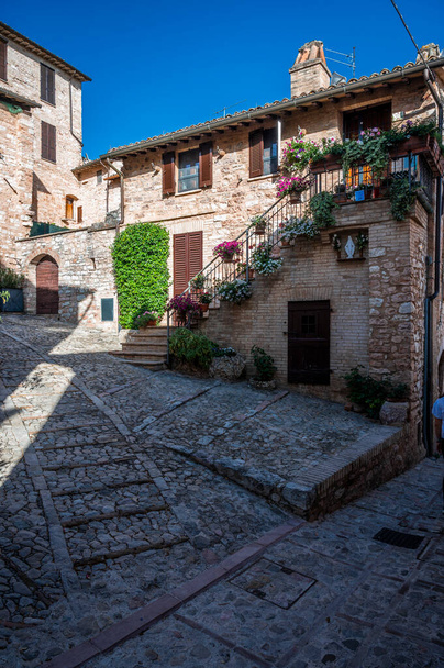Arquitectura medieval del pueblo de Umbría, magia de Spello. - Foto, imagen