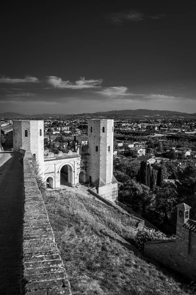 Arquitectura medieval de pueblo en Umbría, magia de Espello en blanco y negro. - Foto, imagen