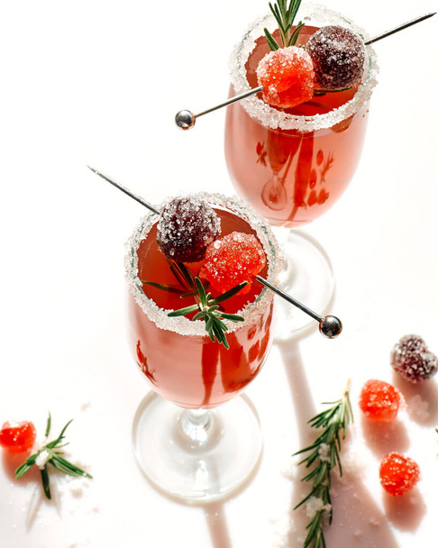 Weihnachtspunsch oder Preiselbeer-Margarita-Cocktail mit Preiselbeersaft, Orangenlikör und Champagner. Leckeres Eisgetränk für den Weihnachtsurlaub. - Foto, Bild