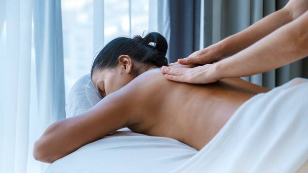 Thaise vrouwen krijgen een massage, vrouwen krijgen een Thaise massage in een luxe hotel in Thailand - Foto, afbeelding