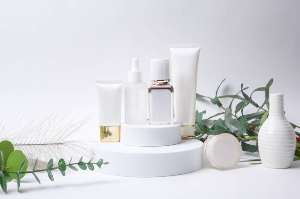 moisturizing cream bottle over leaf background studio, packing and skincare beauty concept	 - Zdjęcie, obraz