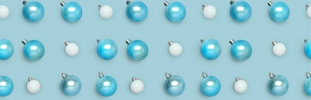 Krásný vánoční vzor pro design s kuličkami na modrém pozadí - Fotografie, Obrázek