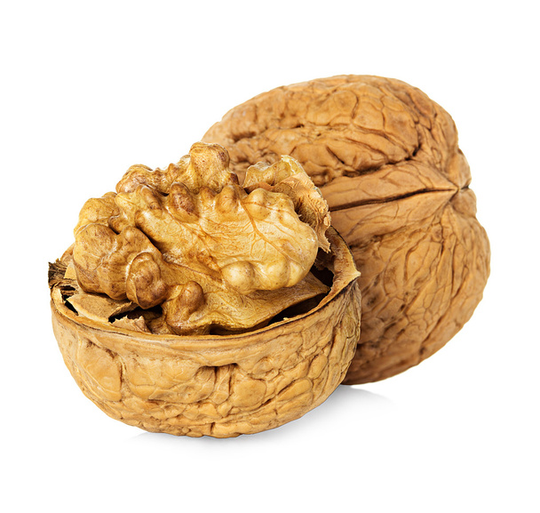 Puolikas saksanpähkinä ydin ja koko saksanpähkinä eristetty valkoisella pohjalla
 - Valokuva, kuva