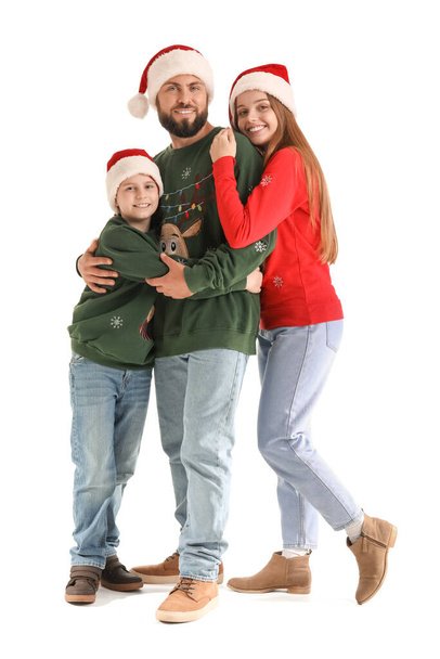 Ευτυχισμένοι γονείς με τον μικρό τους γιο με τα καπέλα του Άη Βασίλη σε λευκό φόντο - Φωτογραφία, εικόνα