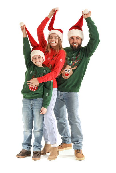 Gelukkig ouders met hun kleine zoon in Santa hoeden op witte achtergrond - Foto, afbeelding