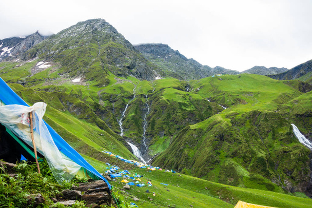 14 липня 2022, Хімачал-Прадеш Індія. Кілька барвистих наметів у базовому таборі Бхем-Дворі з красивими вершинами гір і водоспадами на задньому плані. Shrikhand Mahadev Kailash Himalaya Yatra. - Фото, зображення