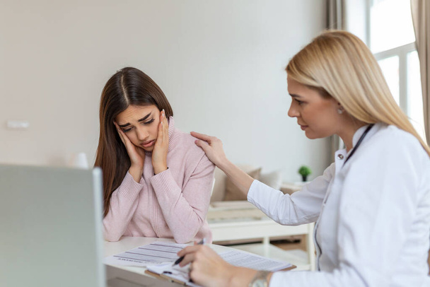 Patient receiving bad news, She is desperate and crying, Doctor support and comforting her patient with sympathy. Don't worry, this medical test is not so bad - Foto, Imagen