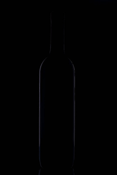 glass bottle of red wine on black background. - Foto, afbeelding