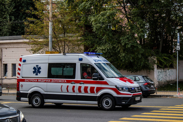 Kyjev, Ukrajina - 2. listopadu 2022 Ambulance se valí v centru Kyjeva během války s Ruskem, kyjev jsou terčem ruských raket a sirény se ozývají každý den - Fotografie, Obrázek