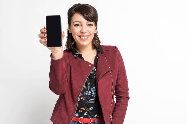 happy latin young woman showing cellphone screen - Фото, изображение