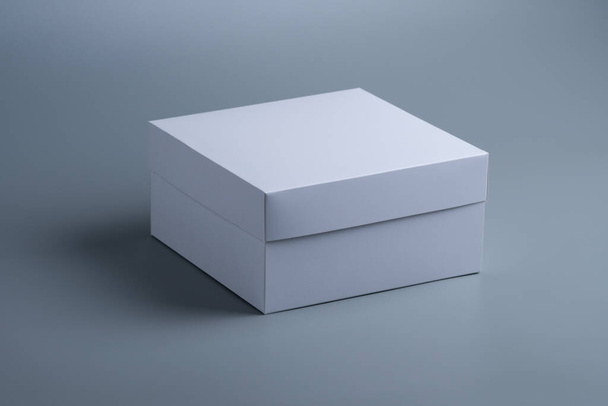 de caja blanca aislada sobre fondo gris - Foto, imagen